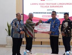 Percantik Trotoar Telaga Sarangan, Bank Jatim Serahkan CSR Lampu Hias