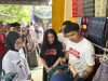 Kenalkan Potensi Kota Kediri, Mbak Wali Ajak Pemain Film Cocote Tonggo Ke Kampung Tenun Ikat Bandar Kidul