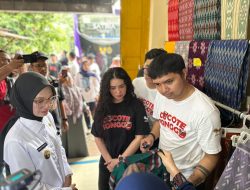 Kenalkan Potensi Kota Kediri, Mbak Wali Ajak Pemain Film Cocote Tonggo Ke Kampung Tenun Ikat Bandar Kidul