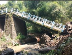Curah Hujan Tinggi, Jembatan Penghubung Antar Kecamatan di Kabupetan Pasuruan Ambrol