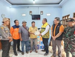 Tim BPBD Bersama DPRD Jatim Serahkan Bantuan pada Korban Longsor di Mojo Kediri