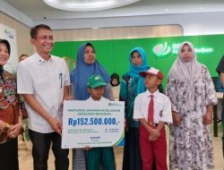 Bupati Bojonegoro Serahkan Santuan BPJS Ketenagakerjaan