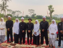 Bupati Purwakarta Om Zein Lantik Empat Kades PAW di Tengah Sawah