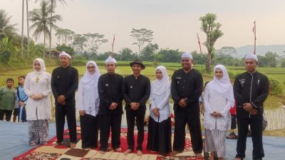Bupati Purwakarta Om Zein Lantik Empat Kades PAW di Tengah Sawah