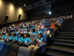 Peringati Hardiknas, Srikandi PLN dan YBM Ajak Anak Yatim Nobar Film Jumbo