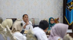 Wali Kota Surabaya, Eri Cahyadi, saat paparan isecara daring dari Ruang Kerja Walikota kepada Tim Penilaian Kinerja Pencegahan dan Percepatan Penurunan Stunting Tingkat Provinsi Jawa Timur 2025