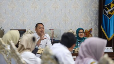 Wali Kota Surabaya, Eri Cahyadi, saat paparan isecara daring dari Ruang Kerja Walikota kepada Tim Penilaian Kinerja Pencegahan dan Percepatan Penurunan Stunting Tingkat Provinsi Jawa Timur 2025