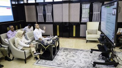Wali Kota Surabaya, Eri Cahyadi, saat acara virtual assessment BPKAD Award 2025 di Ruang Kerja Walikota
