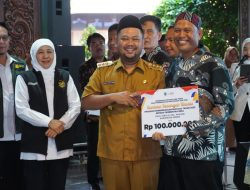 Pemkab Gresik dan Pemprov Jatim Perkuat Perlindungan Sosial: Salurkan Bantuan Sosial Rp5,8 Miliar untuk Warga