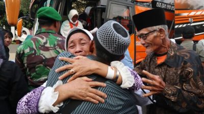 Kedatangan Jemaah Haji Kloter 64 Asal Bojonegoro Diwarnai Isak Tangis Bahagia