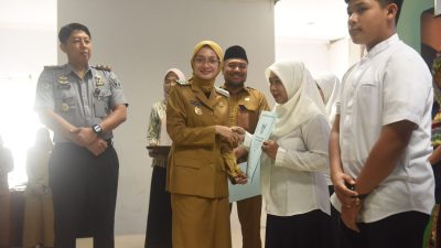 Serahkan Ijazah Kesetaraan, Mbak Wali Targetkan Tidak Ada Angka Putus Sekolah di Kota Kediri