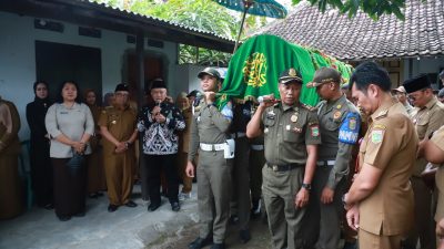 Bupati Malang bersama Ketua TP PKK Kabupten Malang Takziah Alm. Bapak Agus Harianto Selaku Camat Lawang