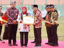 Bupati Bangkalan Terima Penghargaan Tokoh Pembina Koperasi di Hari Koperasi ke-78 Jawa Timur