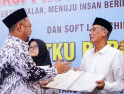Salut, Kades Lulus Kejar Paket C Program Jaketku, Bupati Gresik : Semangat Belajar Tak Mengenal Usia