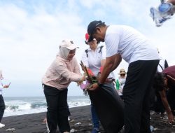 PKK Lumajang Gerakkan Aksi Bersih Pantai dan Tangani Isu Sosial