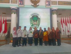 Ketua TP-PKK Kabupaten Madiun Bersama BAZNAS Menyalurkan Bantuan untuk Balita dengan Orang Tua ODHA