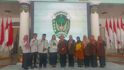 Ketua TP-PKK Kabupaten Madiun Bersama BAZNAS Menyalurkan Bantuan untuk Balita dengan Orang Tua ODHA