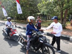 Jelang HUT RI ke-80, Bupati Bangkalan Bagikan 1.000 Bendera Merah Putih ke Masyarakat