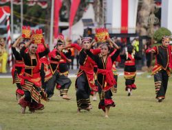 Tari Kolosal “Nuksma Kidung Nusantara” Karya Irfan Gepeng Pukau Ribuan Penonton di Grahadi