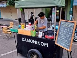 Damoni Kopi : Warung Kopi Jalanan Sajikan Wedang Rempah Khas Tradisional Favorit Pengunjung Pejalan Kaki Jalan Doho