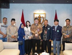 Momen Haru! Bupati Kediri dan Istrinya Hadiri Temu Kangen dengan Guru SMA Negeri 82 Jakarta