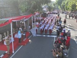 Ribuan Pelajar Semarakkan Lomba Baris SD/MI, Gus Qowim Berangkatkan dan Beri Semangat