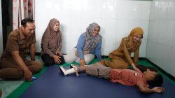 Kunjungi Rumah Warga Disabilitas, Mbak Wali Serahkan Bantuan dan Beri Semangat