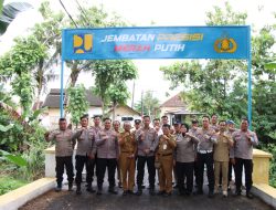 Wujud Kepedulian, Kapolres Sumenep Turun Langsung Perbaiki Jembatan di Desa Babbalan