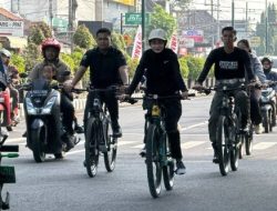 Pekan Pertama Penerapan WFO–WFH, Wali Kota Kediri Bersepeda ke Kantor