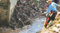 DLH Ponorogo Kendalikan Longsoran Sampah TPA Mrican, Kerahkan Personel Bersihkan Sungai