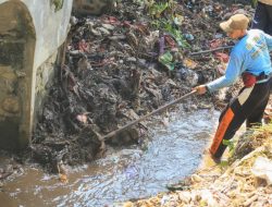 DLH Ponorogo Kendalikan Longsoran Sampah TPA Mrican, Kerahkan Personel Bersihkan Sungai
