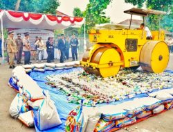 HUT Satpol PP Ke-76, Pemkab Kediri Musnahkan Miras dan Rokok Ilegal