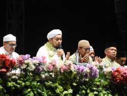 KHR. Achmad Azaim Ibrahimy Pimpin Smada Prima Bershalawat di HUT ke-49 SMAN 2 Situbondo