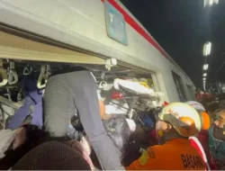 Insiden Tabrakan KA Argo Bromo Anggrek-KRL di Bekasi, Updatenya Masih Ada Korban Selamat Terjebak dalam Gerbong