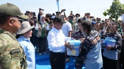 TNI AL Salurkan Sembako untuk Petani Nganjuk Saat Panen Raya Kedelai