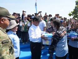TNI AL Salurkan Sembako untuk Petani Nganjuk Saat Panen Raya Kedelai