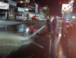 Damkar Kabupaten Kediri Bersihkan Tumpahan Pasir di Jalan Wonoasri Grogol
