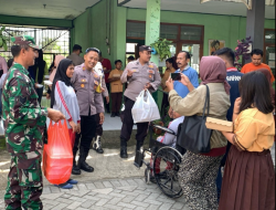 Polsek Gurah Bagikan Makanan Lewat Program “Mobil Senyum” di Desa Besuk