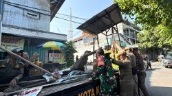 Pemkot Kediri Tertibkan PKL di Jalan Samratulangi, Belasan Rombong Diamankan