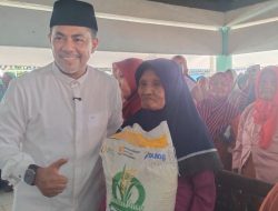 Serahkan Bantuan Pangan, Bupati Haris Tekankan Kehadiran Pemerintah Pastikan Warga Tidak Kelaparan