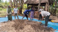 Poktan Gunung Sari Lima Desa Gunung Tugel Dilatih Produksi Pupuk Organik Mandiri Murah