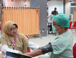 Ratusan Tenaga Kesehatan Kota Kediri Jalani Vaksinasi MR Dosis I