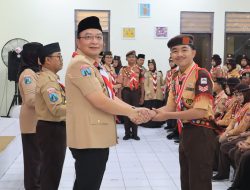 Guna Lahirkan Pemimpin Masa Depan, Wakil Bupati Gresik Lantik Sejumlah Anggota Pramuka Garuda