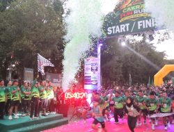 Sekda Budiar Membersamai Pangdiv II Kostrad Berangkatkan Peserta Cakra Fun Run