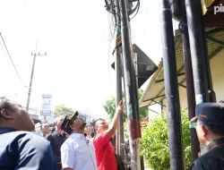 Guna Menciptakan Estetika Kota, Pemkab Nganjuk Laksanakan Aksi Gotong Royong Rapikan Jaringan Kabel Telekomunikasi
