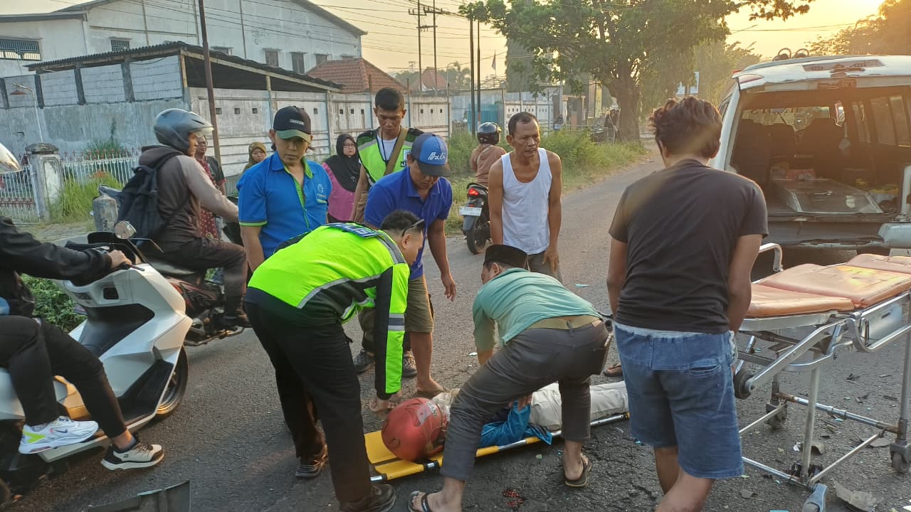 Kecelakaan Lalu Lintas di Ponokawan Krian: Truk Tangki Oleng dan Hantam Dua Motor, Korban Segera Dievakuasi