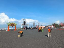 Pemkab Lumajang Jaga Kebersihan Pantai Watu Pecak Demi Kenyamanan Pengunjung Segoro Topeng Kaliwungu