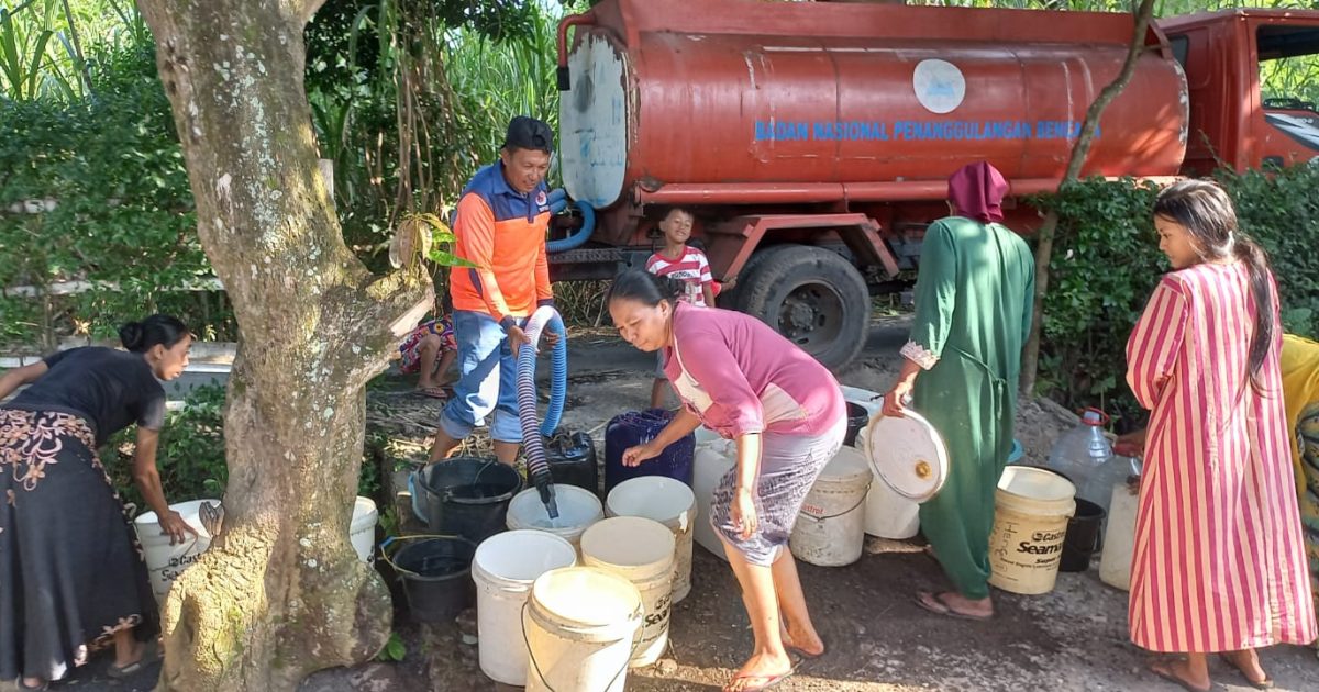 BPBD Kabupaten Probolinggo Salurkan 5.000 Liter Air Bersih Bagi Warga Desa Paras