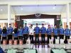 Guna Ringankan Beban Wali Murid, Pemkab Bondowoso Bersama Baznas Serahkan Bantuan Seragam Sekolah