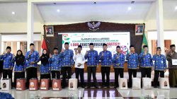 Guna Ringankan Beban Wali Murid, Pemkab Bondowoso Bersama Baznas Serahkan Bantuan Seragam Sekolah